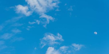 Gün ışığı mavi gökyüzü bulutlu 2019 tarihinde moon