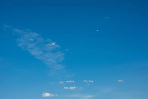 Uma Bela Lua Céu Azul Mágico Diurno Com Nuvens Brancas — Fotografia de Stock