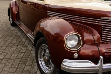 Böyle bir göz var retro otomobil önünde 2019