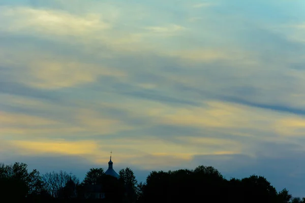 Niebo Chmury Zabarwione Niebiesko Żółto Wznosi Się Nad Polem 2019 — Zdjęcie stockowe