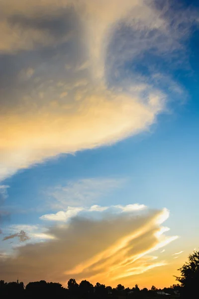 Céu Cujas Nuvens Estão Manchadas Azul Amarelo Ergue Acima Campo — Fotografia de Stock