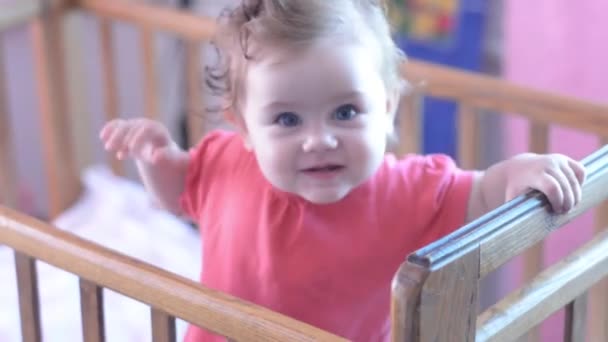 Petit Bébé Ukrainien Joue Dans Une Chambre Chante Une Chanson — Video