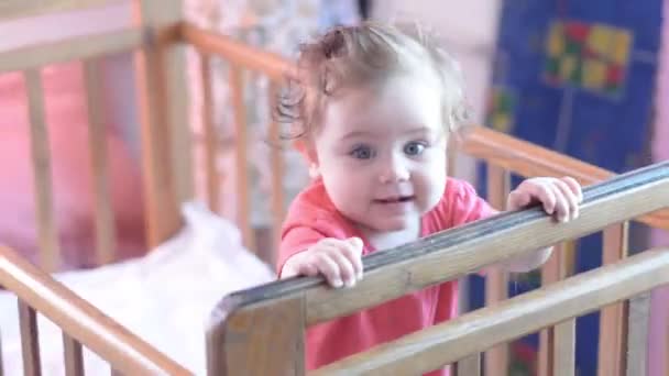 小さなウクライナ赤ちゃんの寝室で再生し 2019 年に歌を歌う — ストック動画
