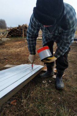 Bir adam bir boya fırçası 2019 bir beyaz tahta boyalar