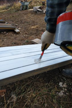 Bir adam bir boya fırçası 2019 bir beyaz tahta boyalar