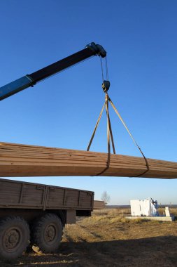 İnşaat alanında bir vinç ile manipülatör 2019 sağlanan yük panoları