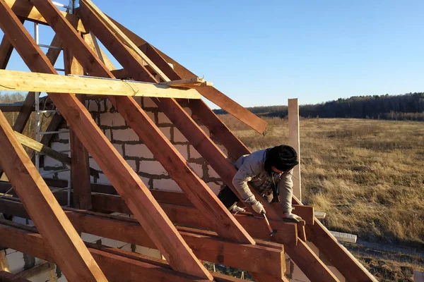 Layout Och Installation Taket Takbjälkar Ett Nytt Kommersiella Bostadsbyggandet Projekt — Stockfoto