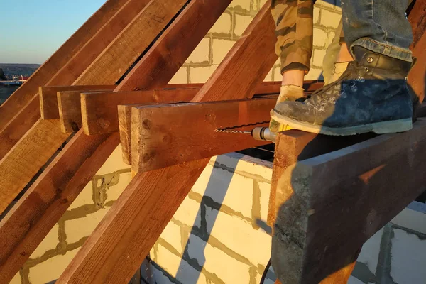 Εργαζόμενος Χρησιμοποιεί Ένα Τρυπάνι Στην Κατασκευή Της Στέγης 2019 — Φωτογραφία Αρχείου