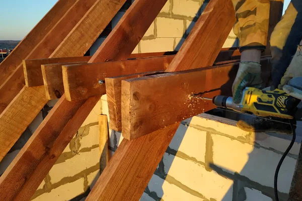 Pracovník Používá Cvičení Konstrukci Střechy 2019 — Stock fotografie