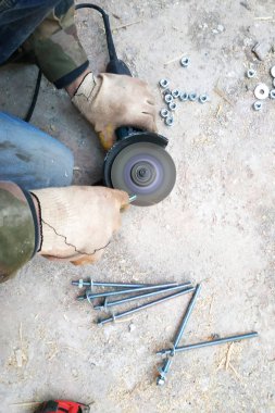 civatalar, yakın çekim planı 2019 netleştirmek için çalışan bir açı değirmeni kullanır