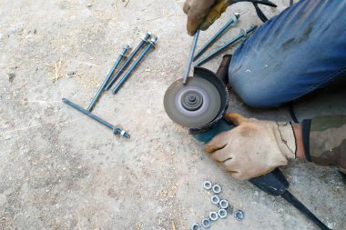 Asıl keser ve bir açı değirmeni 2019 kullanarak civata somun