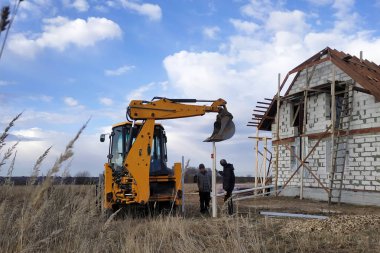 Bir kova ile tarak 2019 house yakınındaki alanda çite sütunlar iter