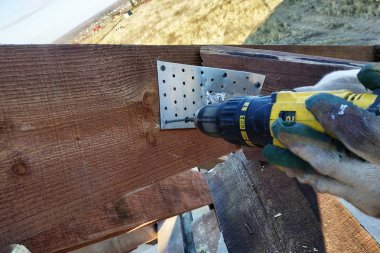 İşçi vida bir vida tabak içine sokayım, binanın çatı rack-ebilmek var olmak seen 2019