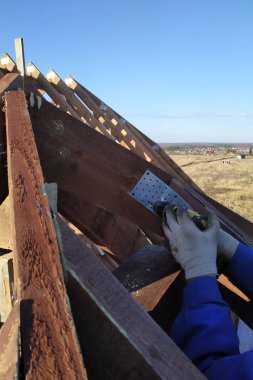 İşçi vida bir vida tabak içine sokayım, binanın çatı rack-ebilmek var olmak seen 2019