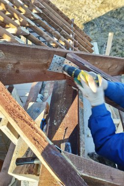 İşçi vida bir vida tabak içine sokayım, binanın çatı rack-ebilmek var olmak seen 2019