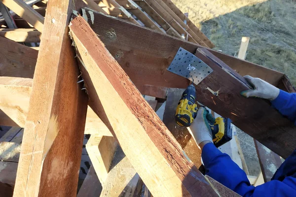 Krokve Střechy Pracovník Zvraty Plát Pro Šrouby Pomocí Šroubováku 2019 — Stock fotografie