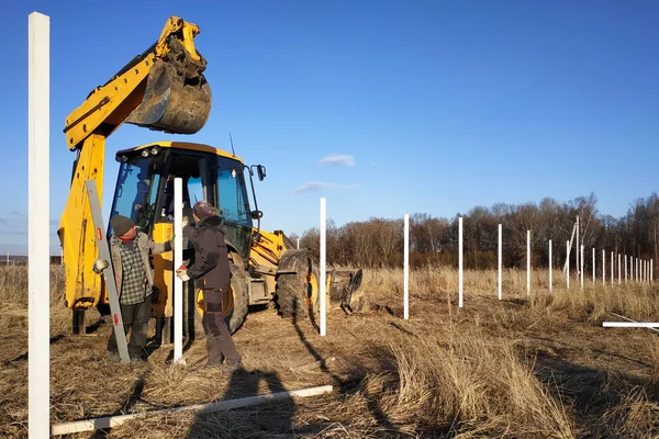 Excavadora Con Cubo Obstruye Los Pilares Hierro Para Valla Campo — Foto de Stock