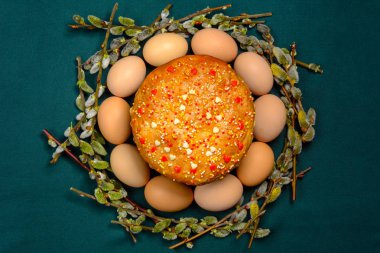 Paskalya ekmek Paskalya yumurtaları ve bir söğüt dalı, bir doku 2019 bir daire içinde