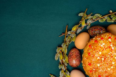 Geleneksel Paskalya yumurta, yumurta, ekmek ve söğüt dalları, doku 2019