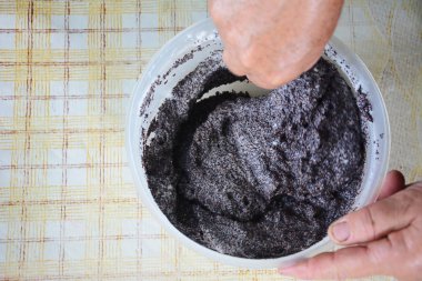Şef yumurta akı bir pasta 2019 hazırlamak için haşhaş tohumu ile karışımları.
