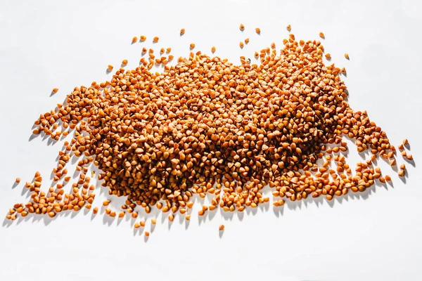 Getreide Buchweizen Auf Weißem Hintergrund Gestreut Textur Kohlenwasserstoff Lebensmittel 2019 — Stockfoto
