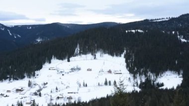 Üzerinde bir dağ kar sabah yeniden oluşturulur manzara şaşırtıcı kaplı Ukraynalı Köyü