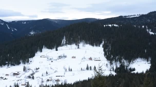 Amazing krajobraz, na którym rano jest odtworzone w śniegu góry pokryte ukraińskiej wsi — Wideo stockowe