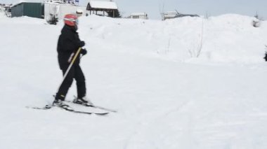 Kayakçı hızına karla kaplı bir dağ üzerinde Ukraynalı bir çare atılıyor.