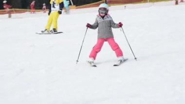 Kayakçı hızına karla kaplı bir dağ üzerinde Ukraynalı bir çare atılıyor.