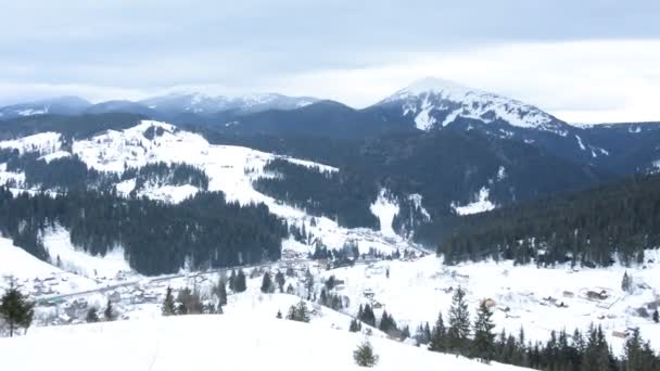 Verbazingwekkende landschap waarop de ochtend is herschapen in een berg sneeuw bedekt Oekraïense dorp — Stockvideo