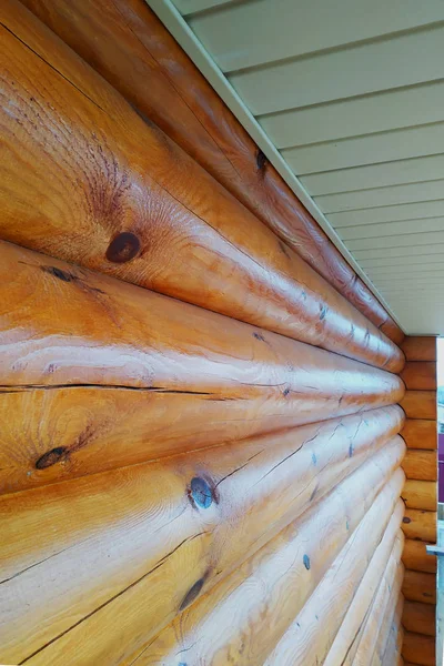这堵墙是由浅色的木梁制成的 展望2019年 — 图库照片