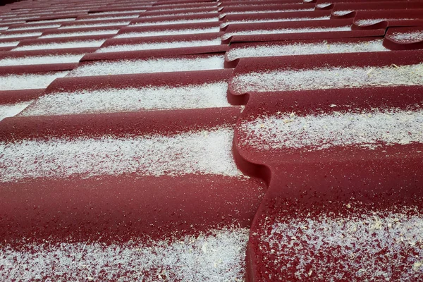 2019年 红色金属被小雪覆盖 — 图库照片