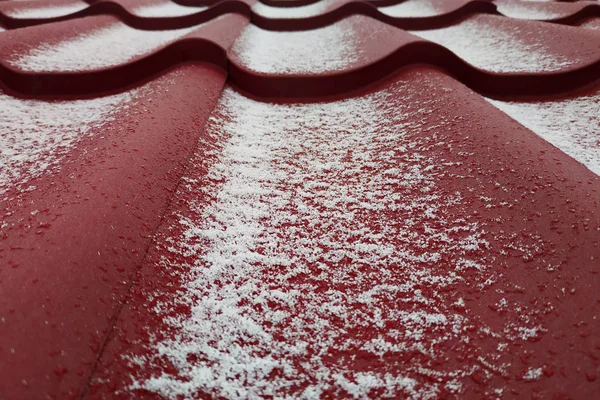 Den Hvide Sne Prydede Det Røde Metal Teksturen Årgang 2019 - Stock-foto
