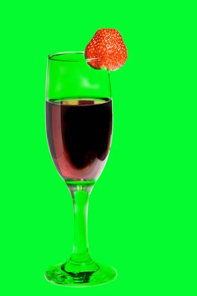 緑の背景 2019 にイチゴと赤の自家製ワインのグラス — ストック写真
