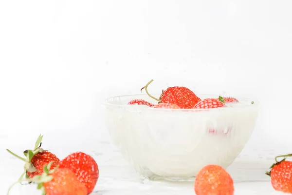Spritzer Milch Von Fallenden Erdbeeren Weißer Hintergrund 2019 — Stockfoto