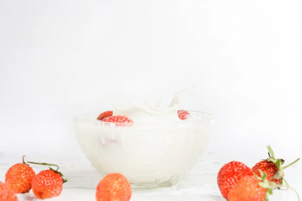 Spritzer Milch Von Fallenden Erdbeeren Weißer Hintergrund 2019 — Stockfoto