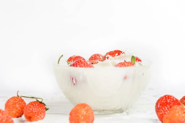 Frische Milch Mit Hausgemachten Süßen Erdbeeren Auf Weißem Hintergrund 2019 — Stockfoto