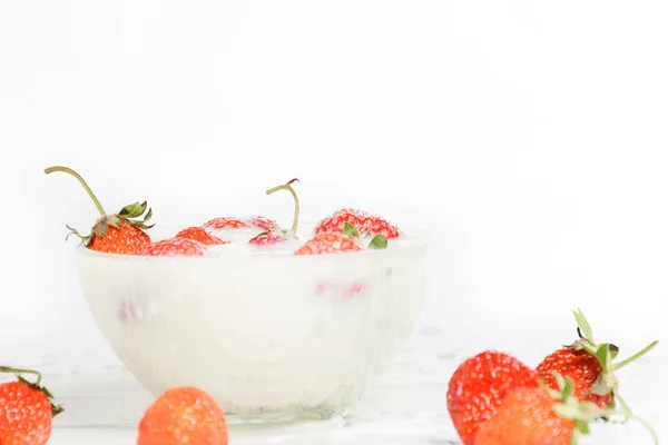 Frische Milch Mit Hausgemachten Süßen Erdbeeren Auf Weißem Hintergrund 2019 — Stockfoto