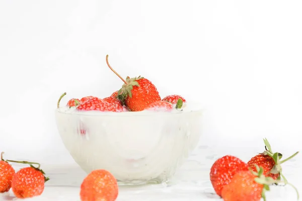 Frische Milch Mit Hausgemachten Süßen Erdbeeren Auf Weißem Hintergrund 2019 — Stockfoto