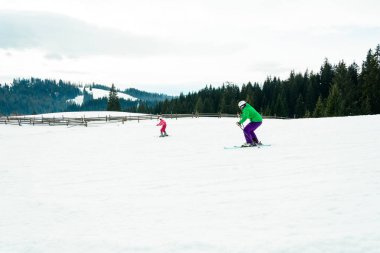 Köyün Batı Ukrayna'nın dağda gelen kayakçı profesyonel ekipman atılıyor