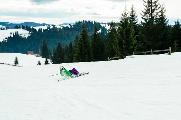 Mann beim Skifahren mit hoher Geschwindigkeit in den Karpaten gestürzt und verletzt — Stockfoto