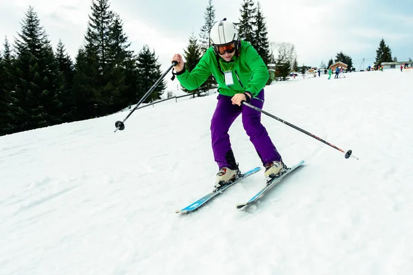 Człowiek w profesjonalny strój rusza z górskich, jazdy na nartach w górach ukraiński — Zdjęcie stockowe