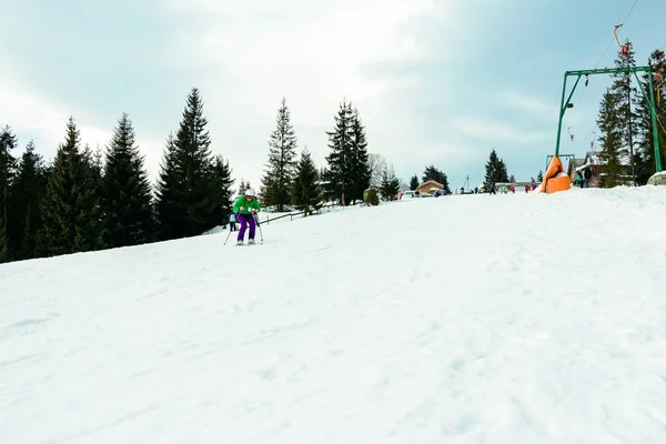 Esquiador en equipos profesionales corre desde la montaña en el pueblo del oeste de Ucrania —  Fotos de Stock