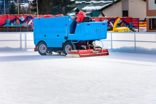 Ein Arbeiter Schießt Auf Einer Sportanlage Auf Eine Spezielle Eismaschine — Stockfoto