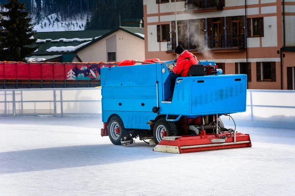 노동자는 스포츠 링크에서 Maintenant 기계를 스케이트 야외에서 링크에서 얼음에 준비가 — 스톡 사진