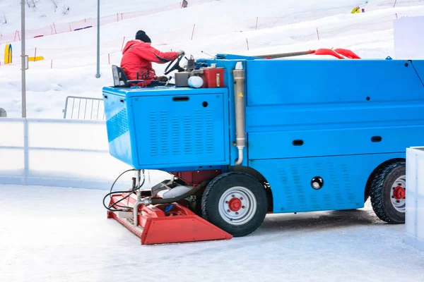 労働者は スポーツ リンクで特別な氷の Maintenant マシンを撮影です スケートの調理場 夕方には屋外のセッション間スケート リンク氷の準備 洗練された氷の準備ができて一致 2019 — ストック写真