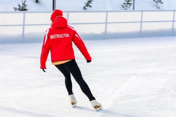 Young Slender Girl Skates Helps Beginners 2019 — Stock Photo, Image