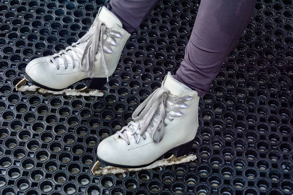 Uma Jovem Amarrado Atacadores Patins Brancos Antes Montar Uma Pista — Fotografia de Stock