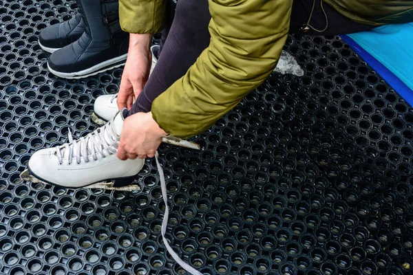 Une Jeune Femme Noue Des Lacets Sur Des Patins Blancs — Photo