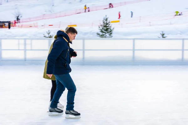 Homem Iniciante Monta Uma Pista Patinação Uma Estância Esqui Livre — Fotografia de Stock